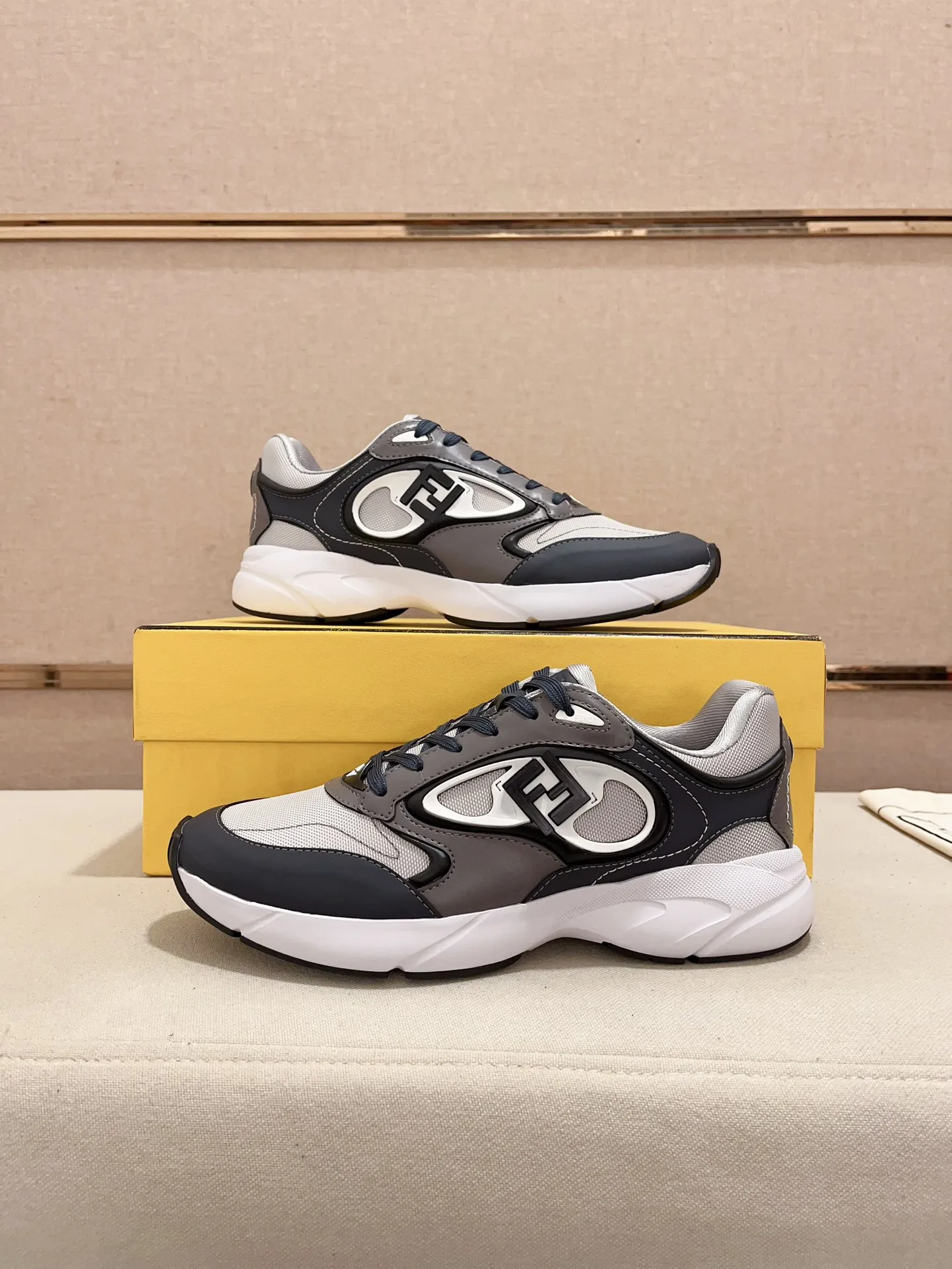 Men's shoes💰: 760💰(Higher version) [Fendi] Fendi's latest casual shoes for men! Available at counters simultaneously! A one-to-one replica of the original. Made entirely of imported top-grain calfskin, the interior is made of top-grain water-dyed cowhide, and the original factory-supplied rubber outsole. Leading new fashion concepts. Matching code: 39-44. 38.45 can be customized and cannot be returned or exchanged!